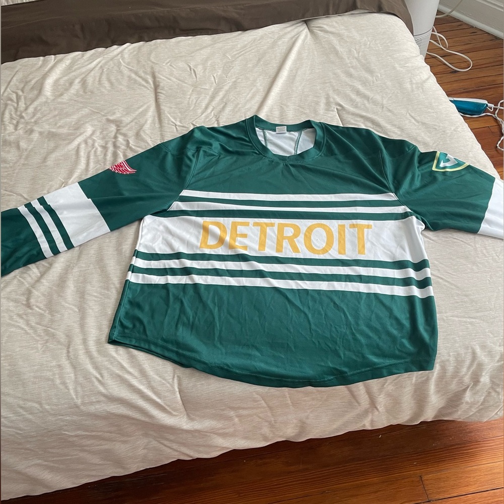 Wayne state university Detroit jersey size small red wings